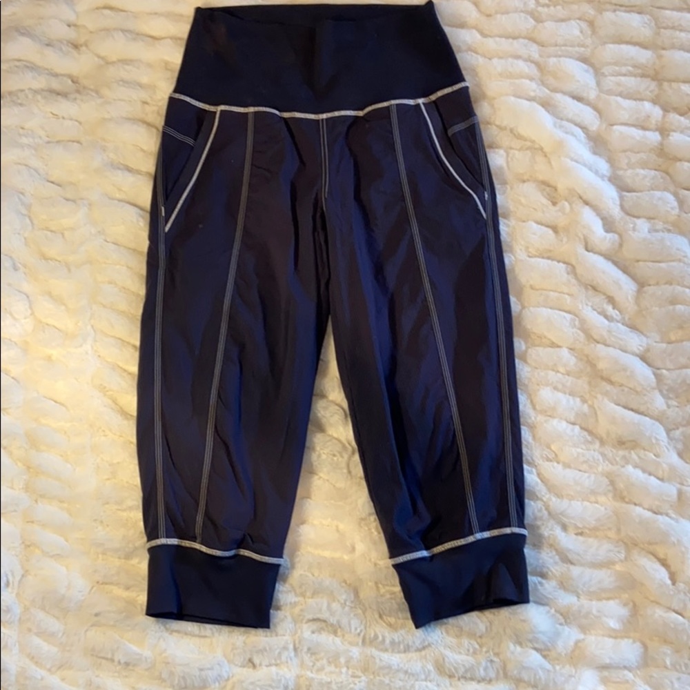 Lululemon studio crop with elastic bottom